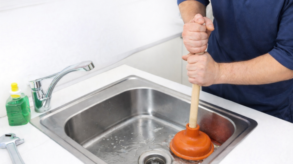 Cómo desatascar un fregadero paso a paso sin complicarte la vida