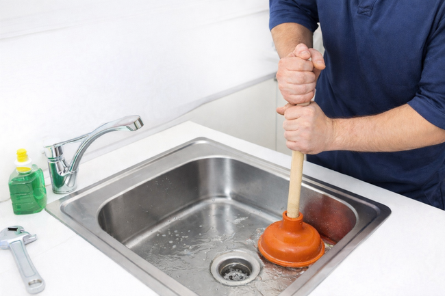 Fontanero en Sevilla desatascando un fregadero