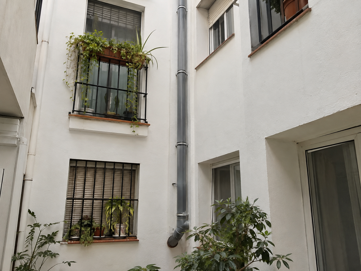 Bajante vista en el patio interior de un edificio de viviendas de Sevilla