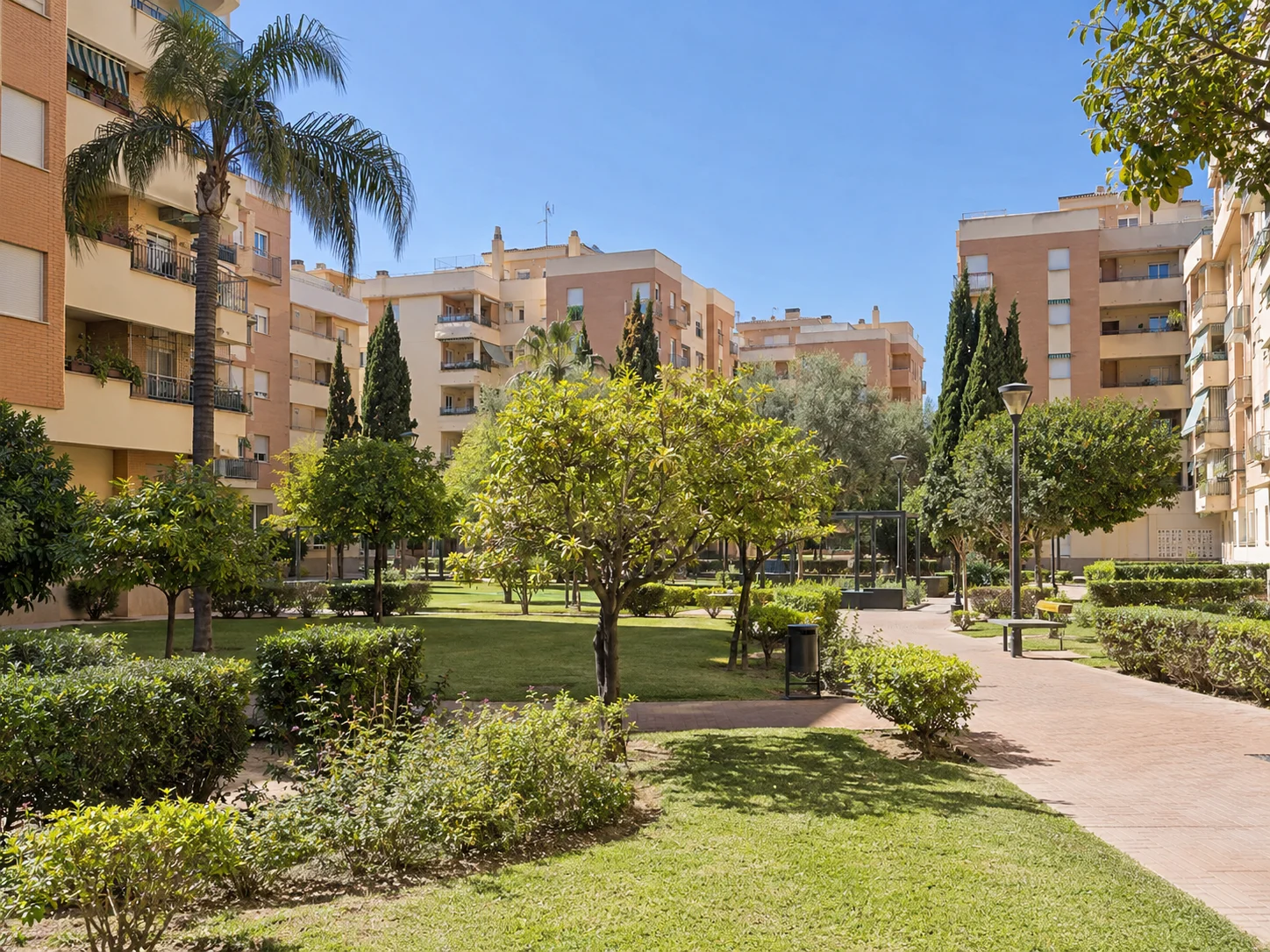 Bloques de viviendas con zonas comunes ajardinadas en Sevilla Este
