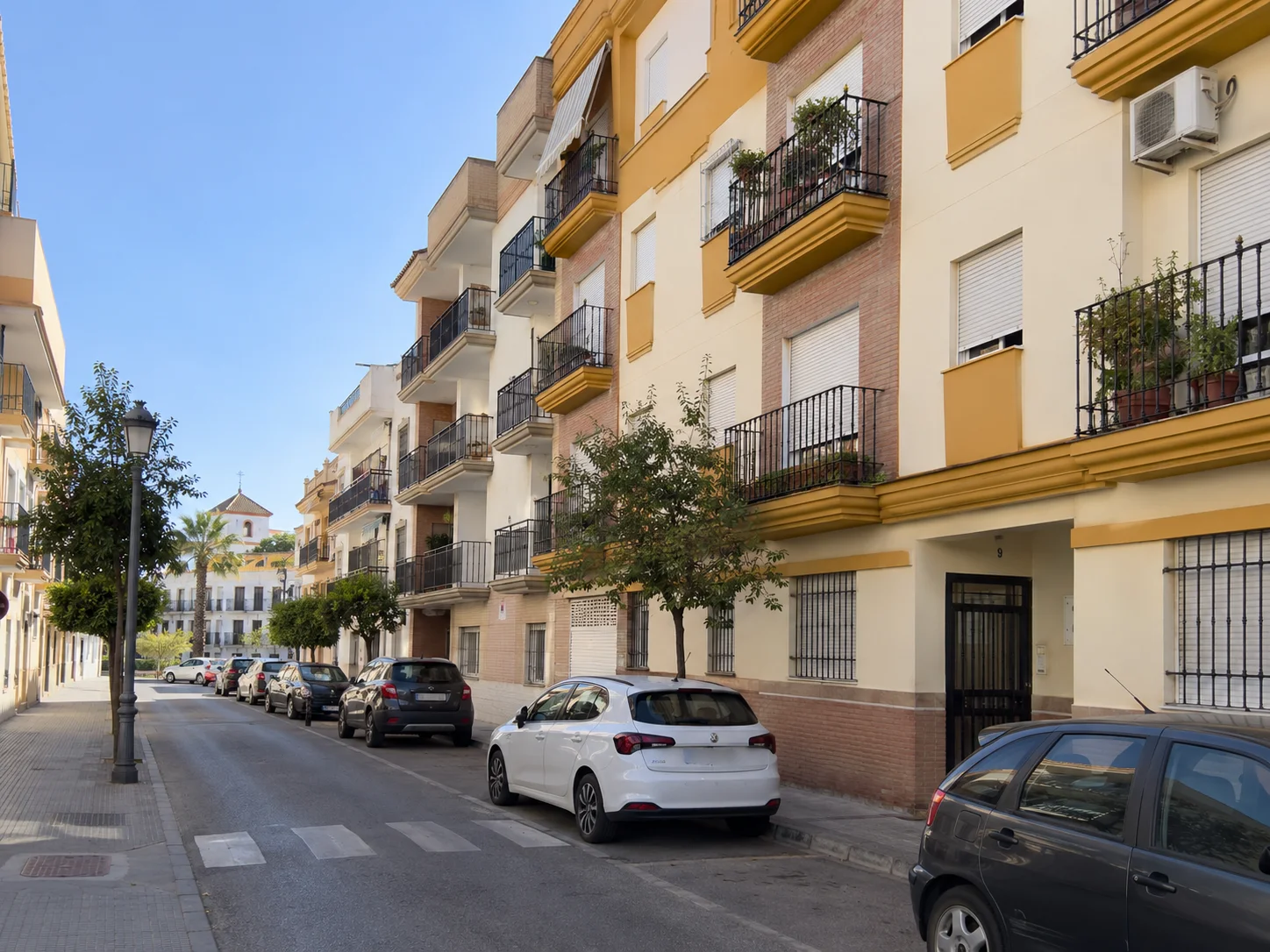 Calle residencial de Dos Hermanas con bloques de viviendas