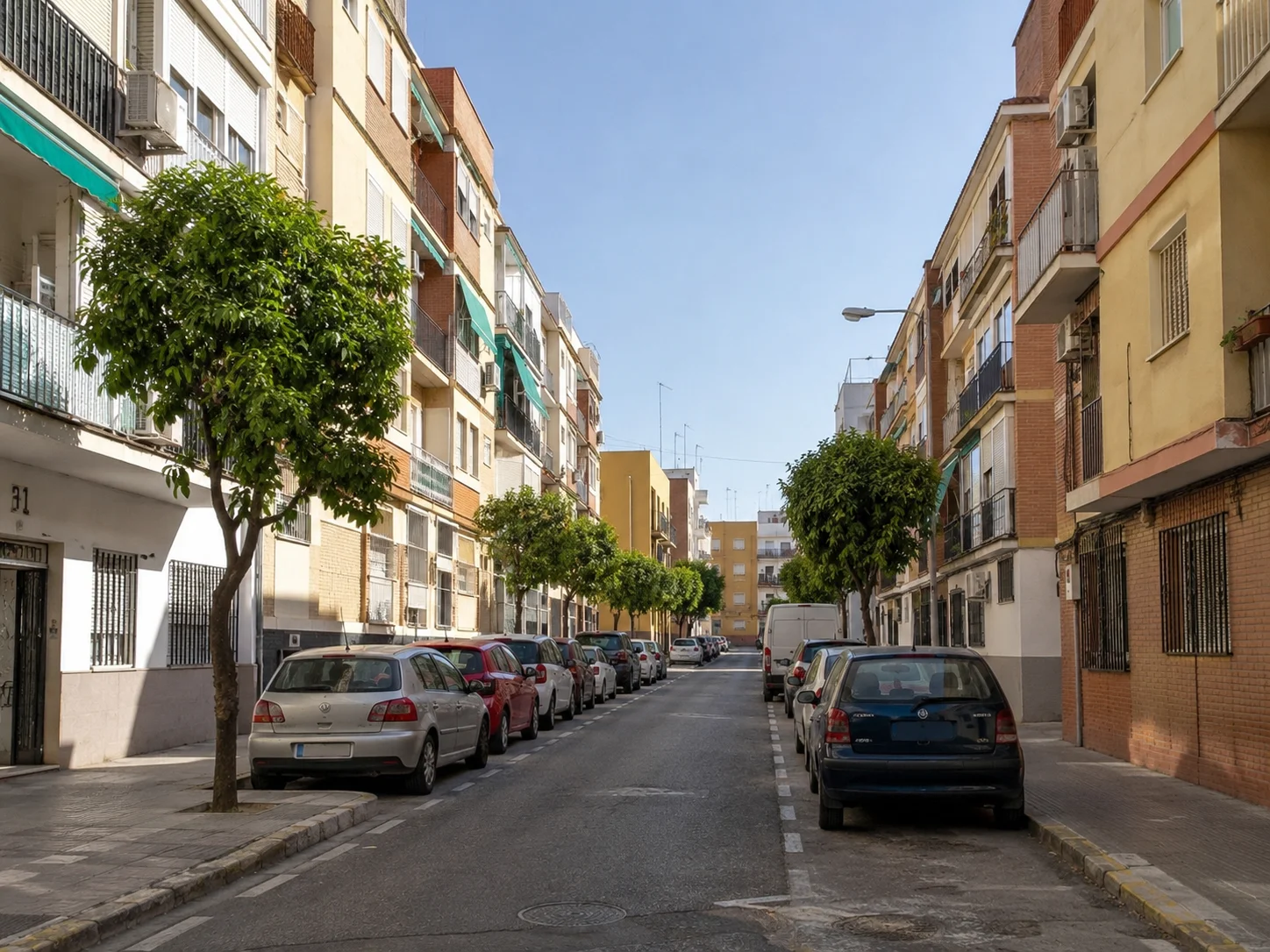 Calle residencial del distrito Cerro-Amate en Sevilla